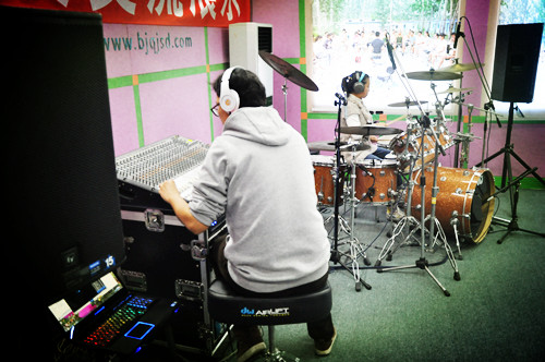 2013年革特打击乐学员架子鼓学习交流展示演出的台上台下